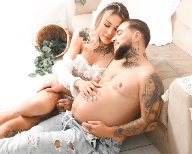  Burri shtatzënë në reklamën e Calvin Klein, gazetarja e njohur: Reagimet janë të shumta, e “shpifur”