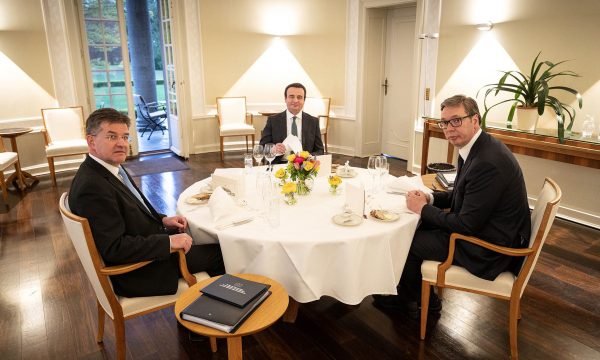  BE po përgatit një takim mes Kurtit e Vuçiqit për javën e tretë të gushtit