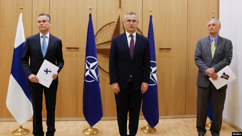  Finlanda dhe Suedia dorëzojnë aplikimet për anëtarësim në NATO