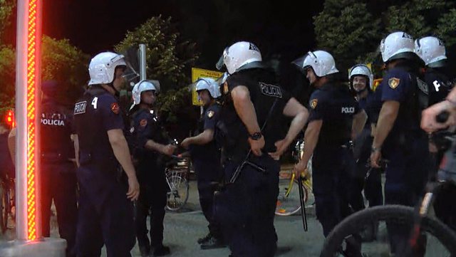  Dhuna e tifozëve në Tiranë: 80 huliganë kthehen në Itali! Iu sekuestrohen thika dhe leva hekuri