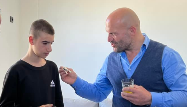 Familja rome e gjeti tek koshat e plehrave dhe e rriti, boksieri Keta i dhuron shtëpi 14 vjeçarit