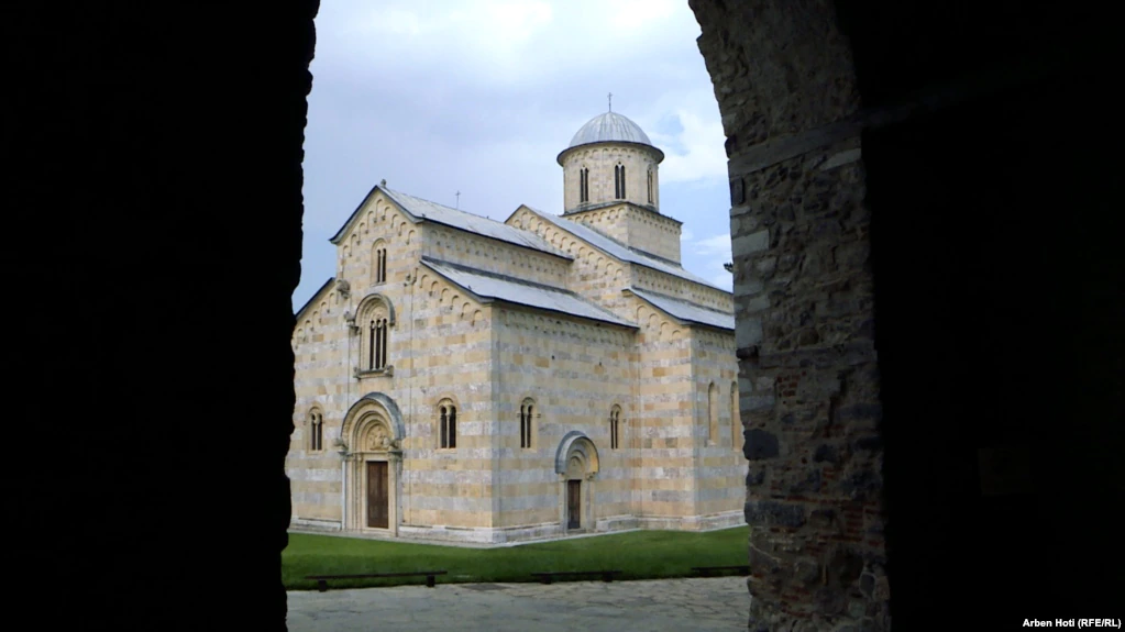  QUINT-i i bën thirrje Qeverisë të zbatojë vendimin për Manastirin e Deçanit – A është ky kushti për anëtarësim në Këshillin e Evropës