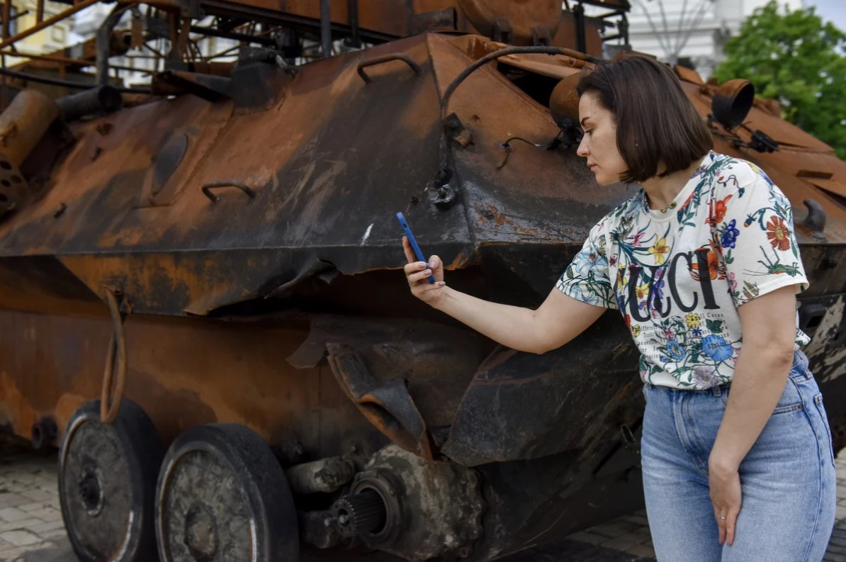  Ukrainasit hapin në Kiev ekspozitën me tanket e shkatërruara ruse