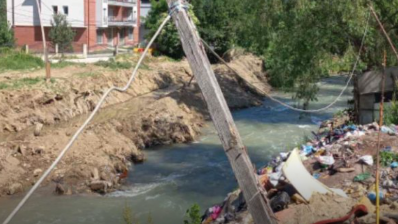  Tragjedi në Tetovë: Mbytet një fëmijë 6-vjeçar në ujërat e lumit Shkumbin