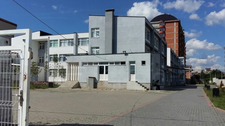  Alarm për bombë në Shkollën “Xhevdet Doda” në Prishtinë, evakuohen nxënësit