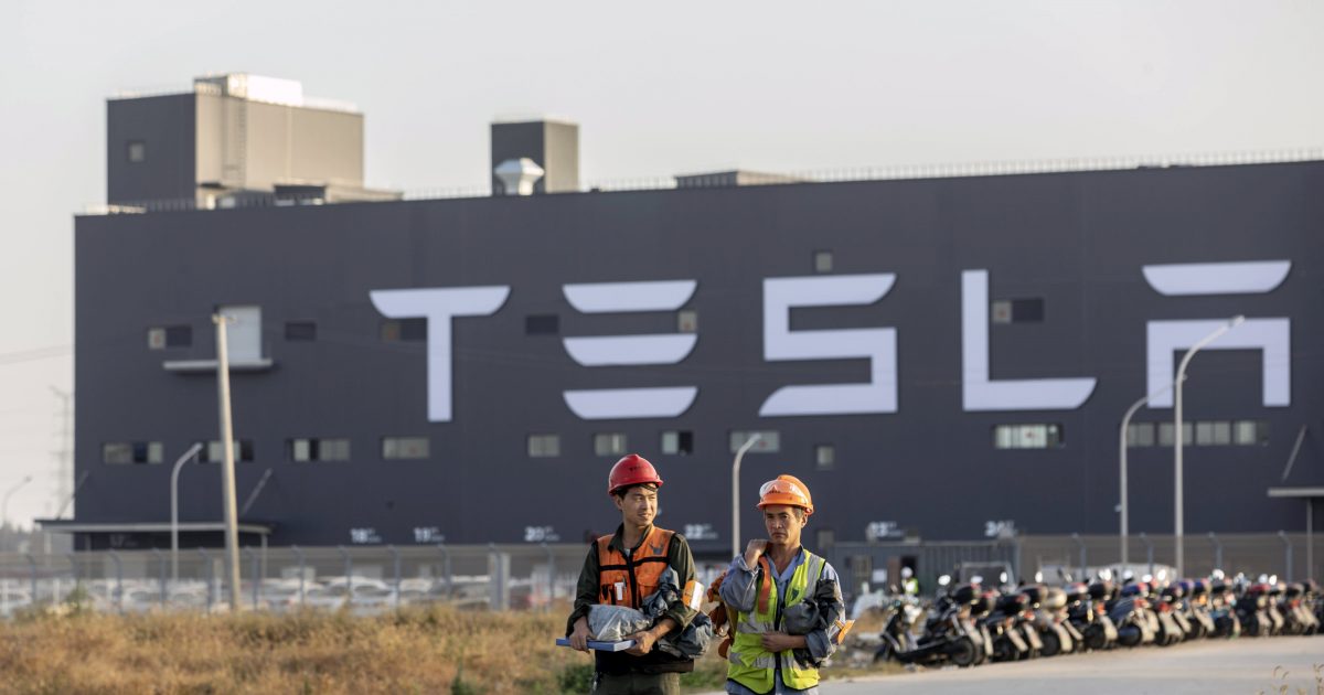  Musk thotë se fabrikat e reja të veturave Tesla po humbin miliarda dollarë