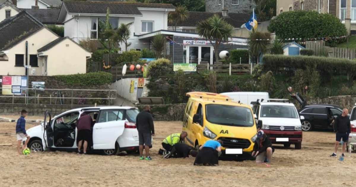  Një furgon ngeci në një plazh në Angli ndërsa përpiqej të ‘nxirrte’ një veturë tjetër që u bllokua nga rëra