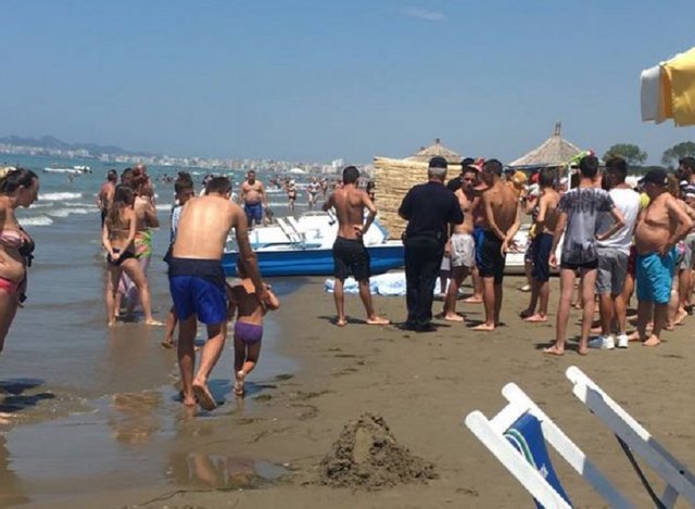  Durrës: Deti nxjerr një njeri të vdekur në breg, shokohen pushuesit