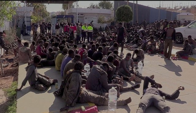  FOTO/ Pamje të rënda nga kufiri Spanjë-Marok, grumbuj kufomash, gjakderdhje dhe qindra emigrantë të plagosur