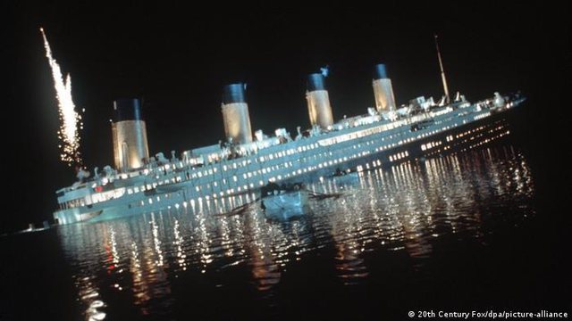  Gati të përsëritet ‘Titaniku’/ Anija me 2000 persona përplaset me ajsbergun (VIDEO)