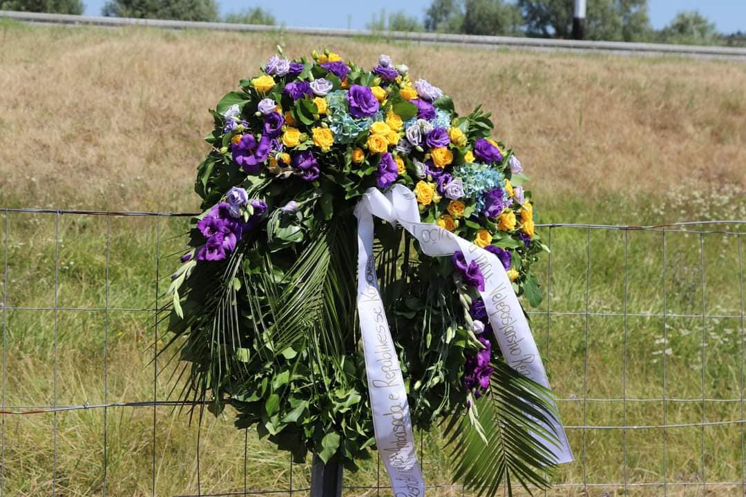  Vendosen kurora lulesh në Sllavonski Brod, ku një vit më parë humbën jetën 10 kosovarë