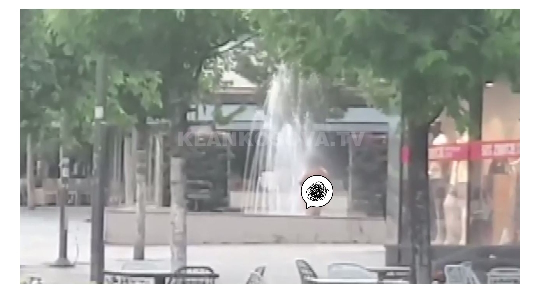  Një burrë lahet lakuriq në fontanën te sheshi “Zahir Pajaziti” (VIDEO)