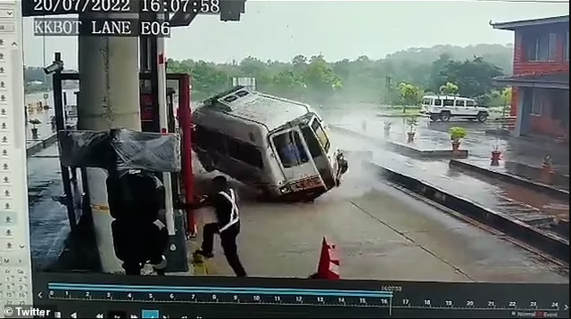  KUJDES PAMJET! Momenti i frikshëm kur ambulanca rrëshqet në rrugë dhe përplaset, vdesin 4 persona (VIDEO)