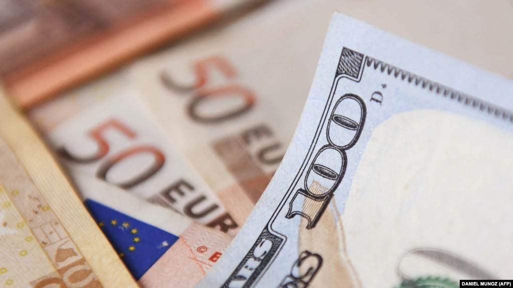  Euro barazohet me dollarin, këto janë pasojat ekonomike