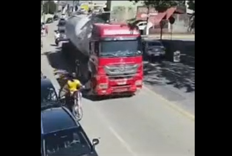  VIDEO/ Gruaja hap derën e makinës, iu riu me biçikletë “fluturon” poshtë kamionit