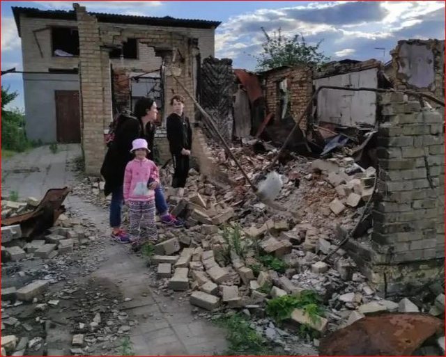  E lanë pas kur ikën nga lufta/ Familja ukrainase gjen qenin duke i pritur te rrënojat e shtëpisë