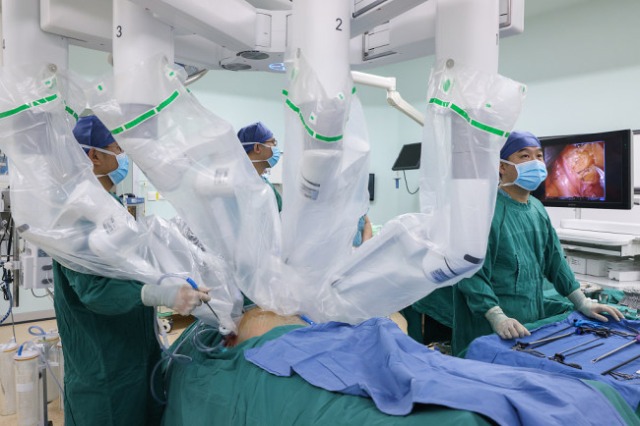  Kirurgji me asistencë robotike