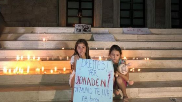  “A mund të luaj në breg me babin zoti kryeministër?”/ Posteri prekës i mbajtur nga dy moshataret e Jonadës në protestë
