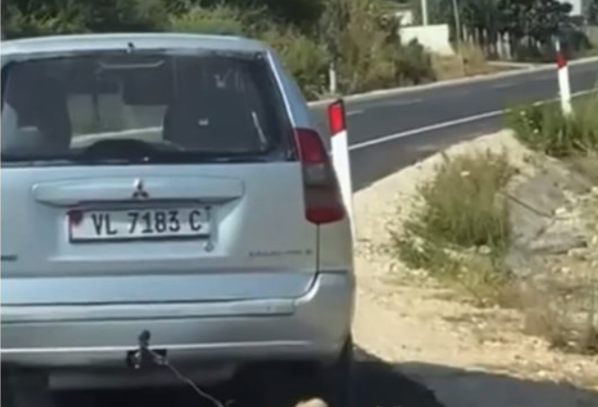  VIDEO/ Tërhoqi zvarrë qenin me veturë, reagon Policia
