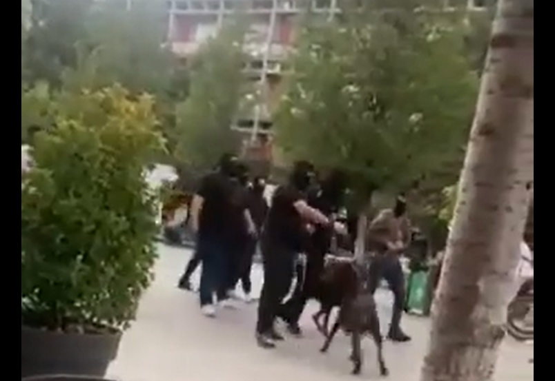  Persona me maska të zeza marshojnë në Prishtinë  – Reagon Policia (VIDEO)