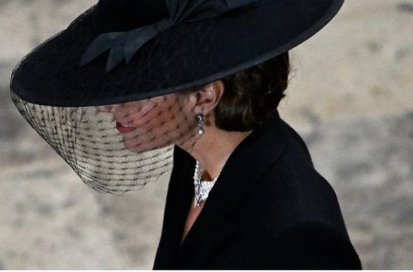  Nga kapelet e zeza tek dorezat dhe karficat: Si e nderuan të ftuarit mbretëreshën përmes veshjeve