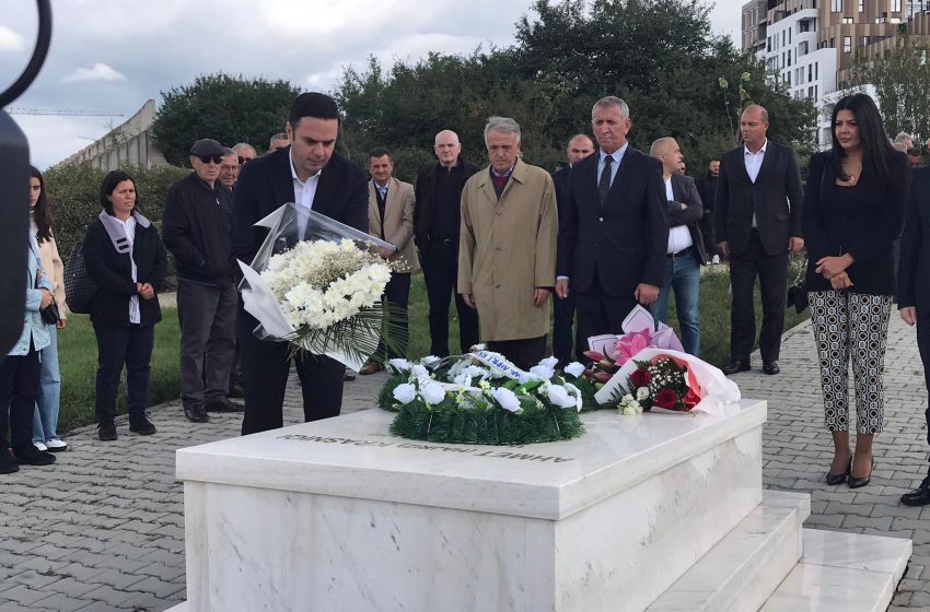  Abdixhku bën homazhe te varri i Ahmet Krasniqit, kërkon drejtësi për vrasjen e tij