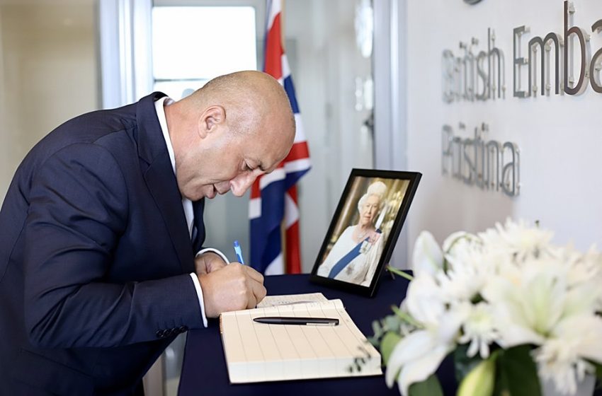  Haradinaj nënshkruhet në “Librin e Ngushëllimeve” për Elizabeth II
