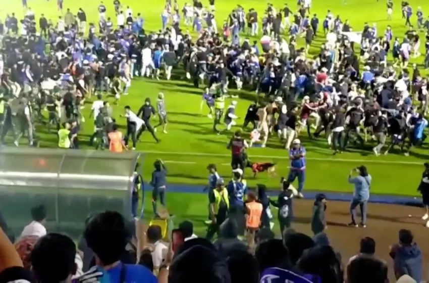  Mbi 170 të vdekur nga shtypja në një stadium në Indonezi