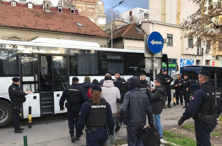  Policia serbe largon migrantët nga rreziku pas të shtënave në kufi