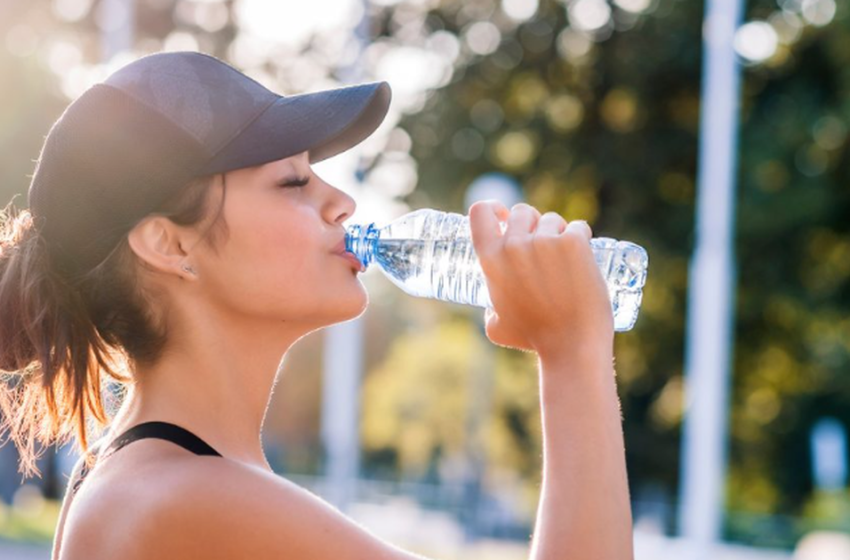  Duhet të pini 2 litra ujë në ditë? Shkenca nuk e mbështet aspak këtë, zbuloni arsyen