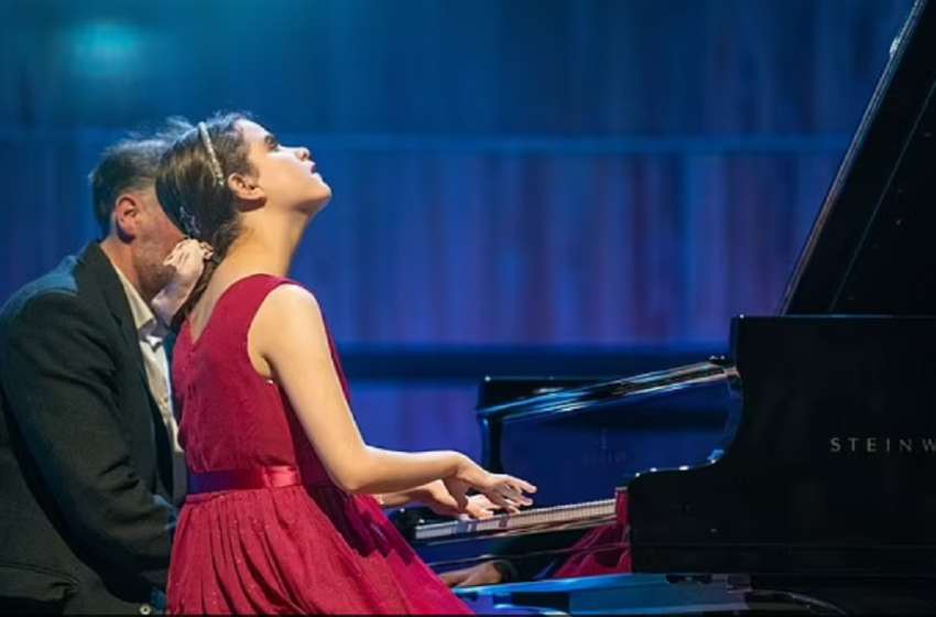  13-vjeçarja e verbër dhe autike magjeps publikun me performancën në piano