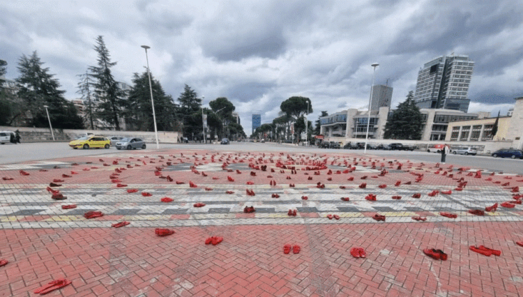  Gratë protestojnë në Tiranë: “Nuk duam lule, por drejtësi”