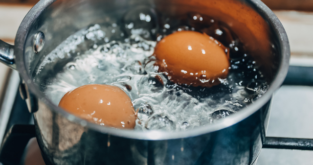  Ju si mendoni? A duhet hedhur kripë ujit gjatë gatimit të vezëve?