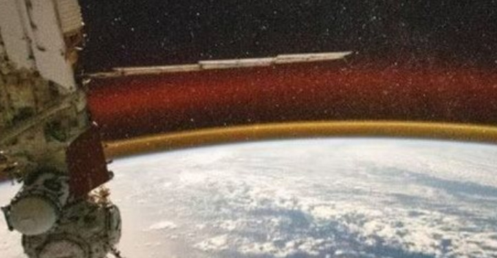  Toka e mbështjellë nga një shkëlqim i dyfishtë ajri, çfarë tregon fotoja e kapur nga astronauti?
